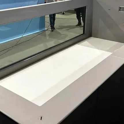 Schwimmbecken aus Polypropylen mit den Maßen 6,5 m x 2,5 m und einem 4 m breiten Fenster